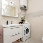 1 Bedroom Cozy Apartment In Seget Donji Apartment *