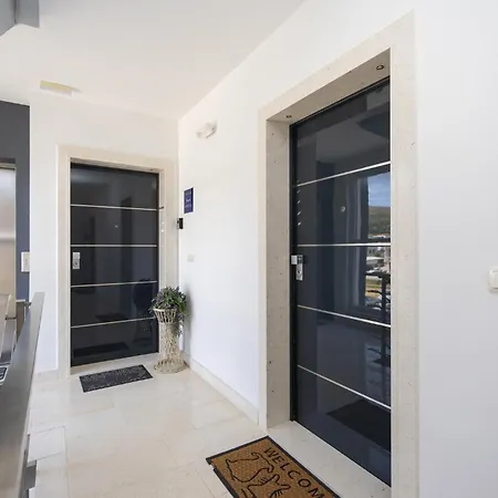 1 Bedroom Cozy Apartment In Seget Donji *