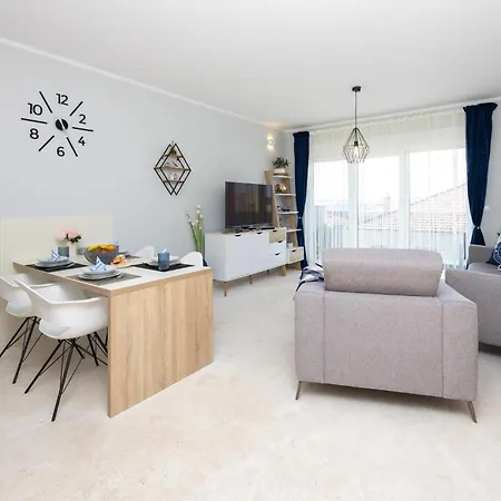 1 Bedroom Cozy Apartment In Seget Donji *