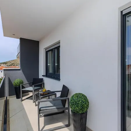1 Bedroom Cozy Apartment In Seget Donji Apartamento