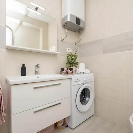 1 Bedroom Cozy Apartment In Seget Donji Apartamento *