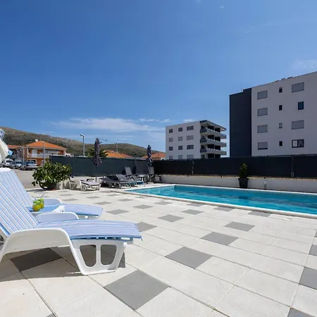 1 Bedroom Cozy Apartment In Seget Donji Apartament *